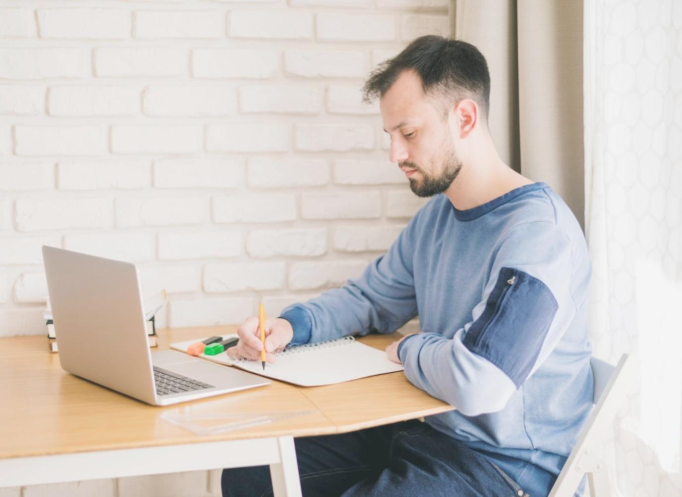 Estudiantes trabajando en sesión práctica de modelado financiero con laptops y análisis en tiempo real